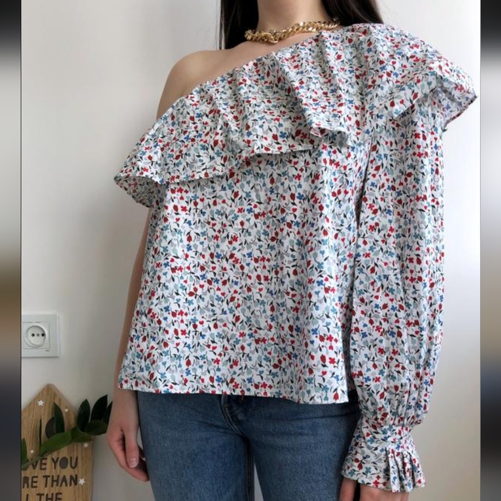Zara floral One shoulder blouse. Size XS